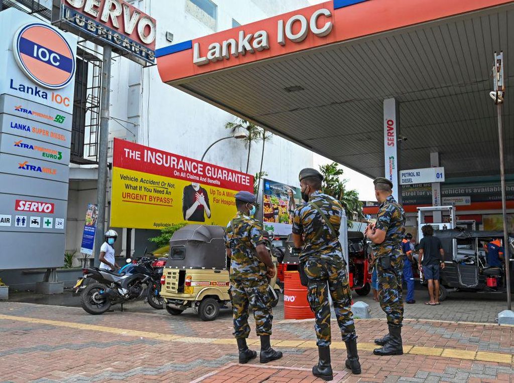 Terkini dari Krisis Ekonomi Sri Lanka, SPBU Dijaga Tentara-BBM Langka Terkini dari Krisis Ekonomi Sri Lanka, SPBU Dijaga Tentara-BBM Langka