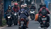 Brum, brum... Para Pemotor Santai Saja Lawan Arah di Depok