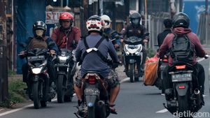 Brum, brum... Para Pemotor Santai Saja Lawan Arah di Depok