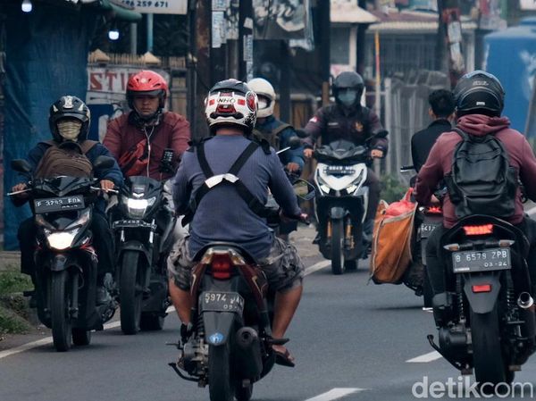 Brum, brum... Para Pemotor Santai Saja Lawan Arah di Depok