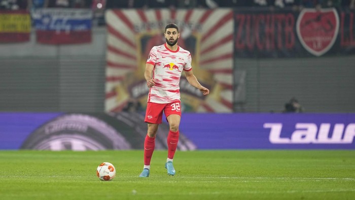 josko gvardiol rb leipzig uefa europa league Josko Gvardiol of RB Leipzig controls the ball during RB Leipzig against Rangers FC, UEFA Europa league Semi-final at Red Bull Arena, Leipzig, Germany on April 28, 2022. (Photo by Ulrik Pedersen/NurPhoto via Getty Images)