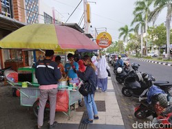 Aksi Jukir GKB Gresik Tarik Uang Parkir Warga Saat Beli Pentol