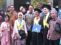 Kala Anies Jadi Sasaran Selfie Wisudawan UGM Yogyakarta