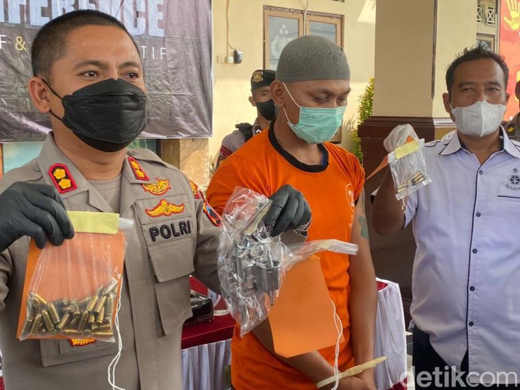 Nekat! Jual Senpi Rakitan via Online, Pria Sukoharjo Ditangkap di Klaten Nekat! Jual Senpi Rakitan via Online, Pria Sukoharjo Ditangkap di Klaten