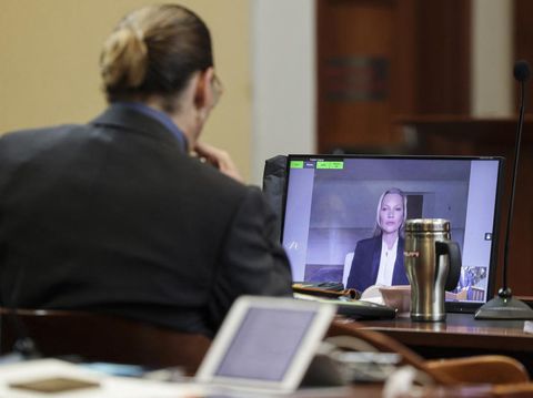 Kate Moss di Persidangan Johnny Depp Actor Johnny Depp listens as his former girlfriend, Model Kate Moss, testifies via video link at the Fairfax County Circuit Courthouse in Fairfax, Virginia, on May 25, 2022. - Actor Johnny Depp is suing ex-wife Amber Heard for libel after she wrote an op-ed piece in The Washington Post in 2018 referring to herself as a public figure representing domestic abuse. (Photo by EVELYN HOCKSTEIN / POOL / AFP)