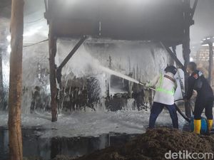 Kebakaran Melanda Gudang Oven Bulu Ayam di Rembang