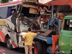 Snapshots: Penampakan Evakuasi Bus Tabrak Truk di Jalan Jogja-Solo