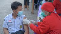 Kerja Keras Vaksinasi COVID-19 di Indonesia Terus Digenjot