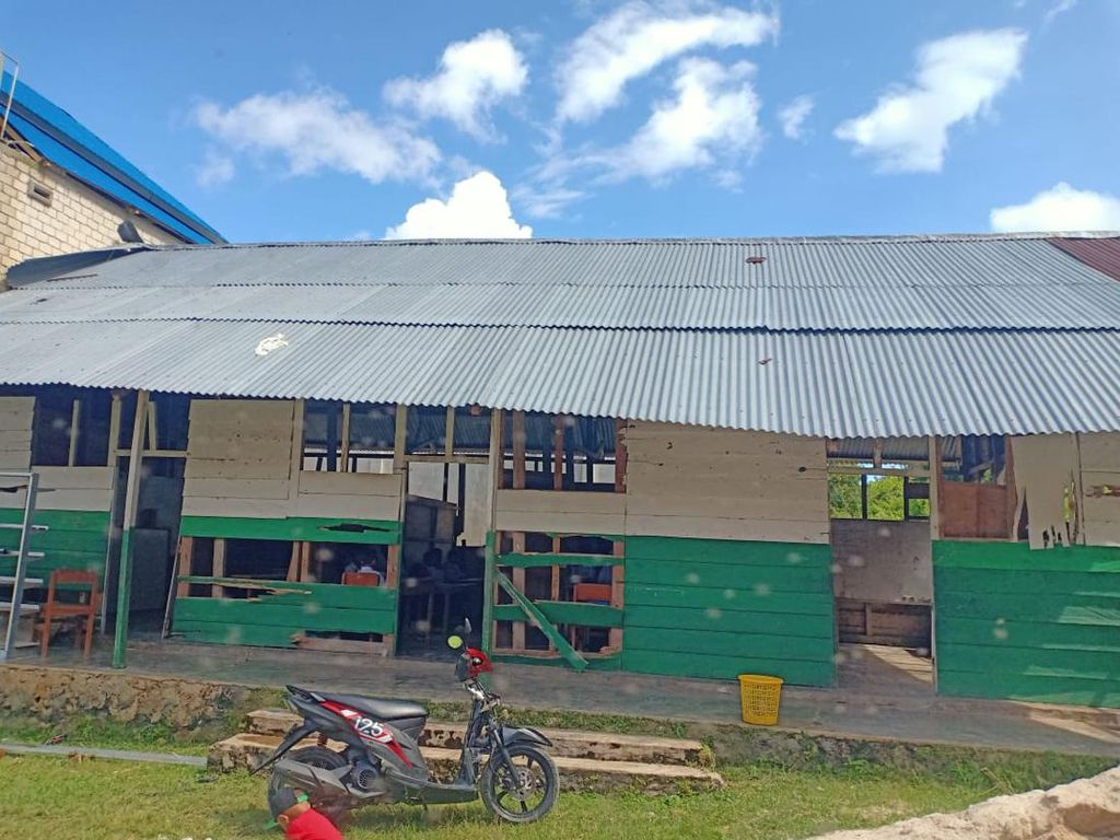 Gedung MI di Buton Tengah Nyaris Ambruk, Siswa Pindah-Minim Pendaftar Gedung MI di Buton Tengah Nyaris Ambruk, Siswa Pindah-Minim Pendaftar