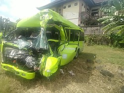 Minibus Tabrak Truk Parkir di Jembrana, Satu Penumpang Tewas