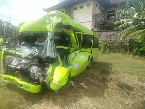 Minibus Tabrak Truk Parkir di Jembrana, Satu Penumpang Tewas Minibus Tabrak Truk Parkir di Jembrana, Satu Penumpang Tewas