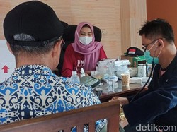 Warga Korban Banjir Rob di Sayung Demak Keluhkan Pusing dan Penyakit Kulit