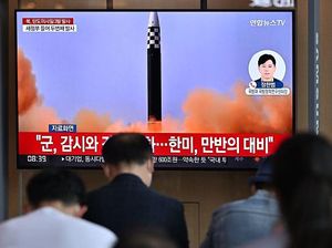 Korut Tembakkan 3 Rudal Balistik Usai Biden Tinggalkan Asia