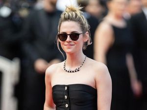 Tampil Serba Hitam, Kristen Stewart Tebar Senyum di Cannes