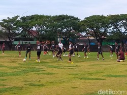 Pemain PSM Erwin-Patrick Berbenturan di Latihan, Ditangani Tim Medis