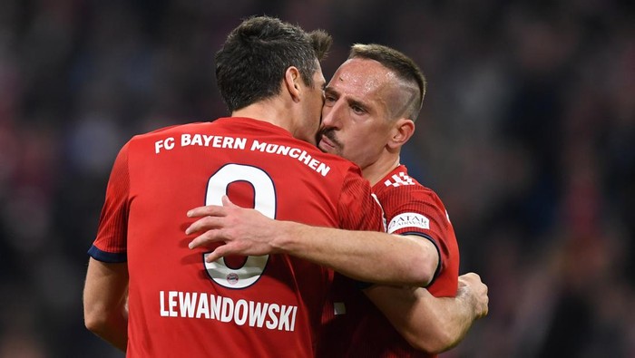 Bayern Munichs French midfielder Franck Ribery (R) congratulates Bayern Munichs Polish striker Robert Lewandowski (L) after the fifth goal for Munich during the German first division Bundesliga football match FC Bayern Munich vs Borussia Dortmund in the stadium in Munich, southern Germany, on April 6, 2019. (Photo by Christof STACHE / AFP) / RESTRICTIONS: DFL REGULATIONS PROHIBIT ANY USE OF PHOTOGRAPHS AS IMAGE SEQUENCES AND/OR QUASI-VIDEO        (Photo credit should read CHRISTOF STACHE/AFP via Getty Images)