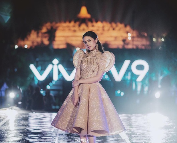 Look Glamor Maudy Ayunda with Spark Dress/instagram.com/maudyayunda Saat menjadi bintang tamu dalma sebuah brand smartphone, Maudy nampak mengenakan dress galmor dengan detail busana puff di bagian tangan dan terusannya.