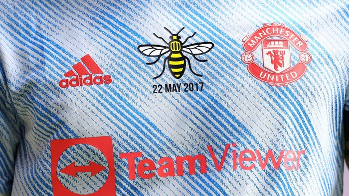 LONDON, ENGLAND - MAY 22: An icon of a bee is seen on the Manchester United shirt on the 5th anniversary of the Manchester bombings tragedy during the Premier League match between Crystal Palace and Manchester United at Selhurst Park on May 22, 2022 in London, United Kingdom. (Photo by Jacques Feeney/Offside/Offside via Getty Images)