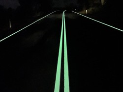 Malaysia Pasang Marka Jalan Glow in The Dark Pertama, Ini Alasannya