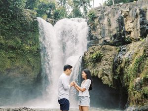 Keren dan Syahdu! Dilamar di Depan Air Terjun Seperti Maudy Ayunda