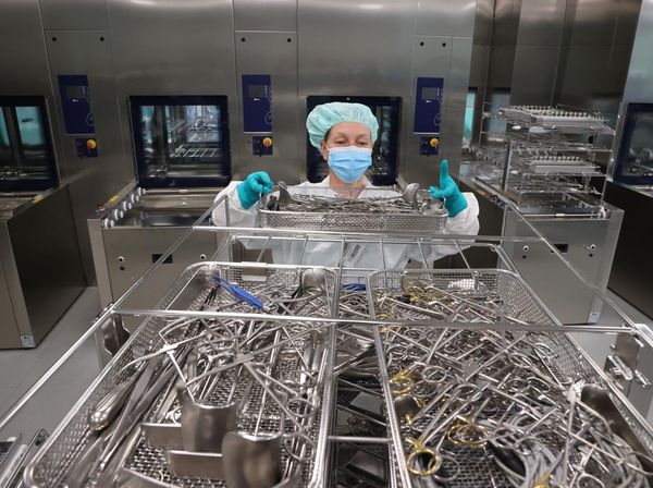 Melihat Rumitnya Sterilisasi Ribuan Peralatan Medis