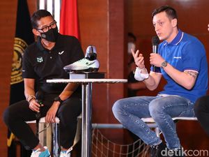 Momen Mesut Ozil Sowan ke Sandiaga Momen Mesut Ozil Sowan ke Sandiaga