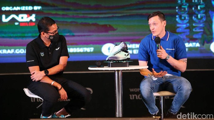 Mesut Ozil menyapa Jakarta dengan salah satunya singgah di kantor Kemenparekraf, Rabu (25/5/2022). Di Kemenparekraf, Ozil disambut langsung oleh Sandiaga Uno.