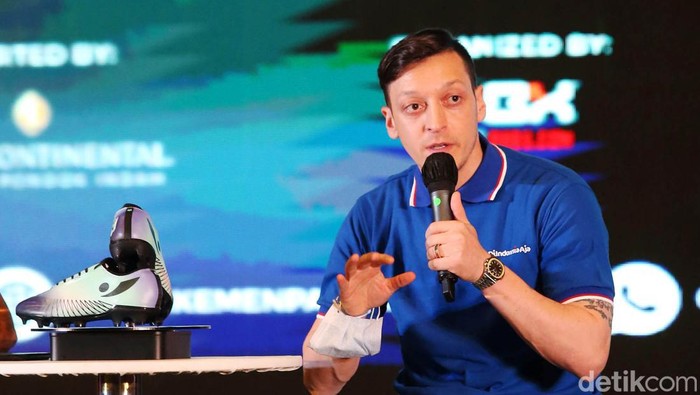 Mesut Ozil menyapa Jakarta dengan salah satunya singgah di kantor Kemenparekraf, Rabu (25/5/2022). Di Kemenparekraf, Ozil disambut langsung oleh Sandiaga Uno.