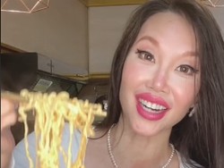 Creamy Gurih! Ini Kreasi Mie Instan Carbonara ala Chef Vindy Lee