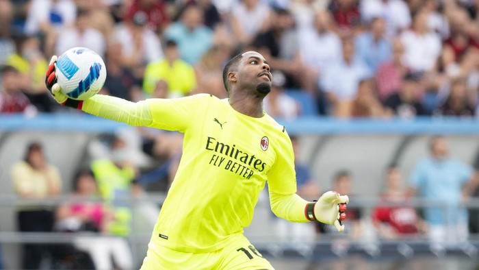 Mike Maignan REGGIO NELL'EMILIA, ITALY - MAY 22: Mike Maignan of AC Milan in action during the Serie A match between US Sassuolo and AC Milan at Mapei Stadium - Citta' del Tricolore on May 22, 2022 in Reggio nell'Emilia, Italy. (Photo by AC Milan/AC Milan via Getty Images)
