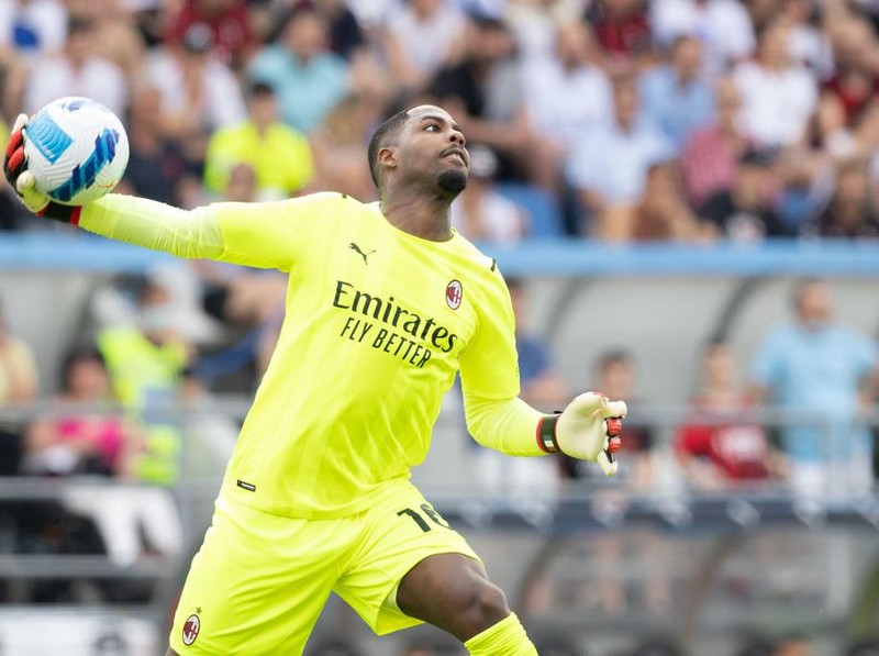 REGGIO NELL'EMILIA, ITALY - MAY 22: Mike Maignan of AC Milan in action during the Serie A match between US Sassuolo and AC Milan at Mapei Stadium - Citta' del Tricolore on May 22, 2022 in Reggio nell'Emilia, Italy. (Photo by AC Milan/AC Milan via Getty Images)
