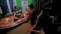 Momen Tim SAR Gabungan Evakuasi Korban Banjir di Jambi