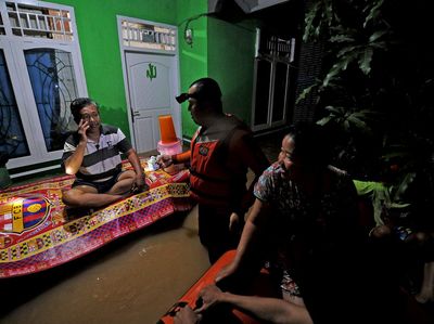 Momen Tim SAR Gabungan Evakuasi Korban Banjir di Jambi