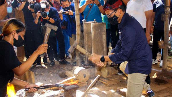 Momen Sandiaga Uno Ikut Tempa Keris di Desa Wisata Aeng Tongtong, Sumenep