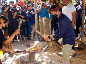 Momen Sandiaga Uno Ikut Tempa Keris di Desa Wisata Aeng Tongtong, Sumenep Momen Sandiaga Uno Ikut Tempa Keris di Desa Wisata Aeng Tongtong, Sumenep