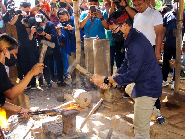 Momen Sandiaga Uno Ikut Tempa Keris di Desa Wisata Aeng Tongtong, Sumenep
