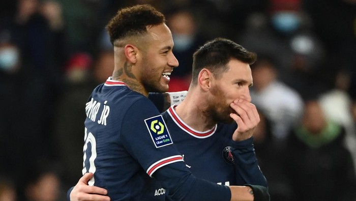 Paris Saint-Germains Brazilian forward Neymar (L) celebrates with Paris Saint-Germains Argentinian forward Lionel Messi (R) after scoring the 5-1 goal during the French L1 football match between Paris Saint-Germain (PSG) and FC Lorient at the Parc des Princes stadium in Paris on April 3, 2022. (Photo by FRANCK FIFE / AFP) (Photo by FRANCK FIFE/AFP via Getty Images)