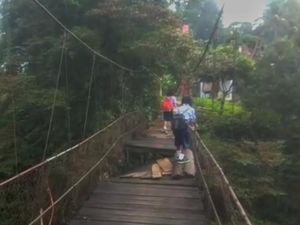 Mengerikan, Pelajar di Toraja Bertaruh Nyawa di Jembatan Gantung Reyot