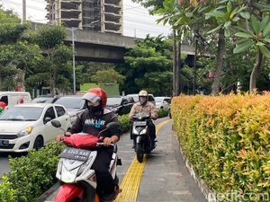 Terabas Trotoar Metropole Tanpa Penjagaan, Pemotor: Saya Buru-buru Pulang! Terabas Trotoar Metropole Tanpa Penjagaan, Pemotor: Saya Buru-buru Pulang!