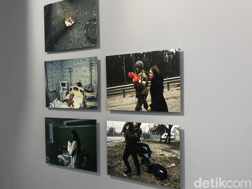 Puluhan Ribuan Foto Kejahatan Perang Rusia Dipamerkan di London