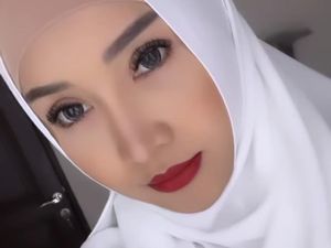 Gaya Lucinta Luna Bikin Pangling, Pakai Hijab di Acara Halal Bihalal Gaya Lucinta Luna Bikin Pangling, Pakai Hijab di Acara Halal Bihalal