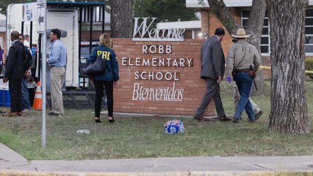 UVALDE, TX - MAY 24: Law enforcement work the scene after a mass shooting at Robb Elementary School where 19 people, including 18 children, were killed on May 24, 2022 in Uvalde, Texas. The suspected gunman, identified as 18-year-old Salvador Ramos, was reportedly killed by law enforcement.   Jordan Vonderhaar/Getty Images/AFP (Photo by Jordan Vonderhaar / GETTY IMAGES NORTH AMERICA / Getty Images via AFP)