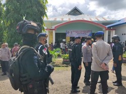 Tolak Kades Terpilih, Sejumlah Warga di Sinjai Segel Kantor Desa