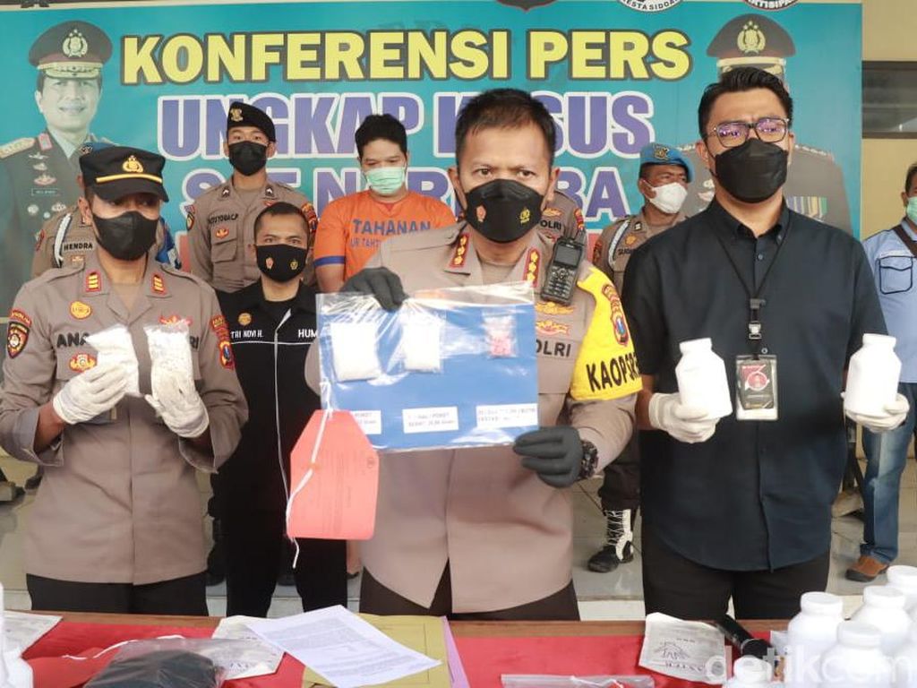 Polisi Ringkus Pengedar 1 Juta Butir Pil Koplo di Sidoarjo Polisi Ringkus Pengedar 1 Juta Butir Pil Koplo di Sidoarjo