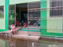 Banjir Rob di Sayung Demak, 4 Penderita Stroke Diungsikan ke Masjid
