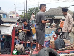 Akses ke Pelabuhan Semarang Banjir, Jasa Perahu Penyeberangan Panen