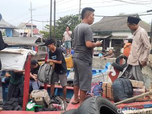 Akses ke Pelabuhan Semarang Banjir, Jasa Perahu Penyeberangan Panen Akses ke Pelabuhan Semarang Banjir, Jasa Perahu Penyeberangan Panen