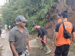 Hujan Deras, Satu Ruas Jalan di Babahan Tabanan Tertimbun Longsor