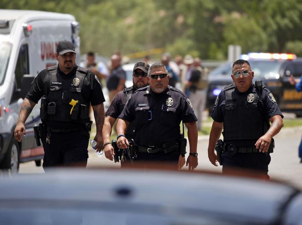 Penembakan di SD Texas Tewaskan 21 Orang, Korut Luncurkan 3 Rudal Balistik