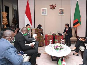 Jokowi Bertemu Wapres Zambia, Bahas Ekspor CPO hingga Kertas